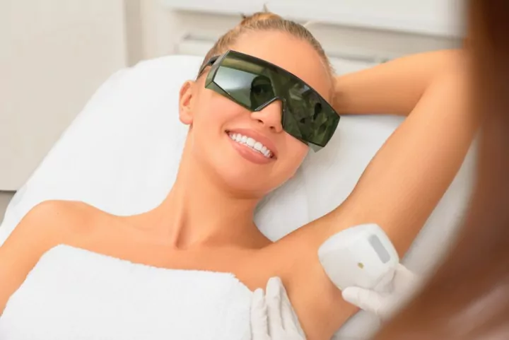 Dauerhafte Haarentfernung Hildesheim mit dem Diodenlaser. Das Bild zeigt eine Frau die eine Laser-Haarentfernungsbehandlung in Hildesheim sehr angenehm findet